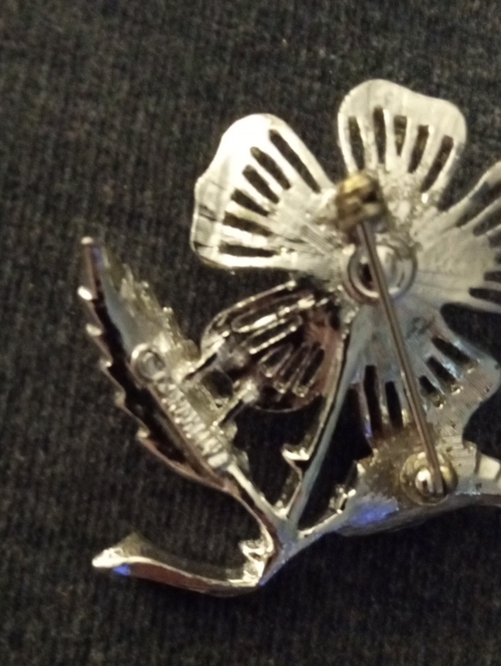 Two (2) Vintage Flower Brooches - Picture 11 of 11